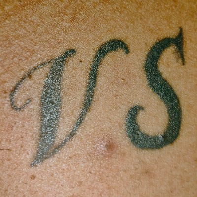 V S