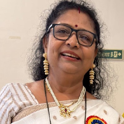 हेमा पाटील. "अलवार मोरपीस"