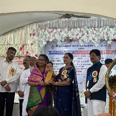 हेमा पाटील. "अलवार मोरपीस"