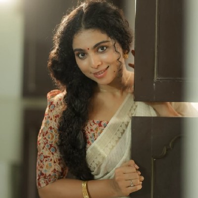 T  సువర్ణ కుమారి "Gold"