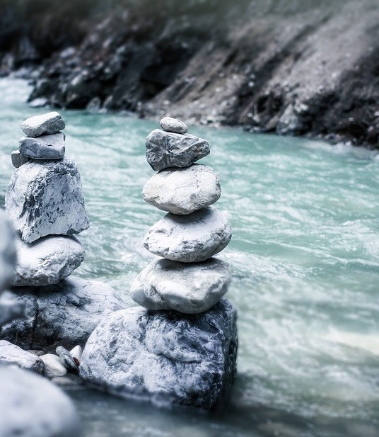 அமைதியாய் ஓடிக் கொண்டிருக்கிறது ஆறு