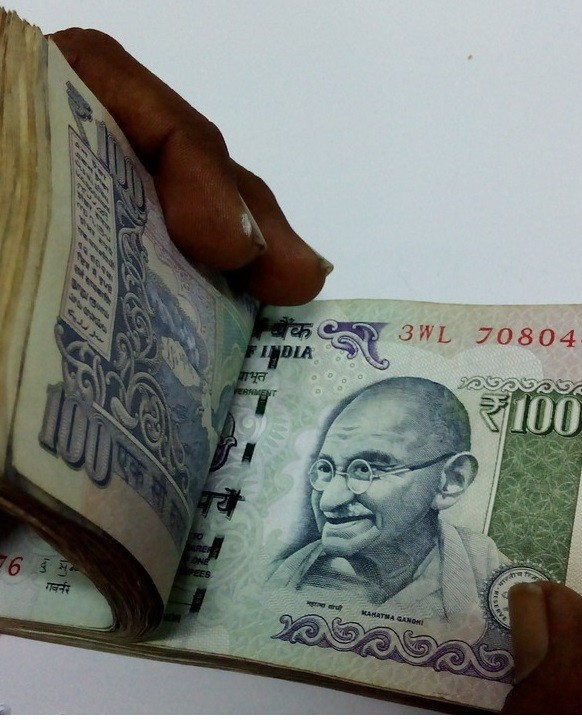 ஆறு நூறு ரூபா நோட்டு.. அப்புறம் பத்து ரூபா..