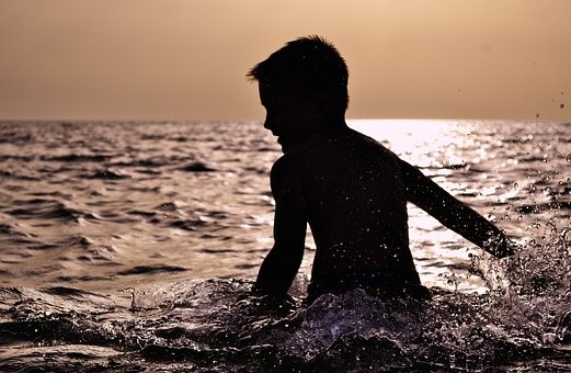 બાળક અને પાણી