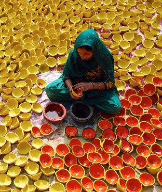 सजे अवली दीपों की