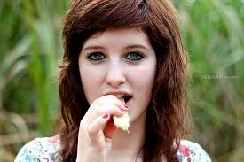 ईख चबाती लड़की