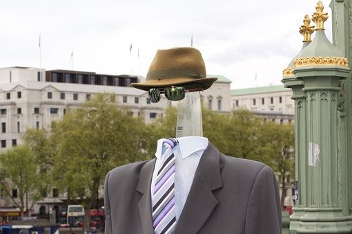 मैं फिरता हूँ अकेले बादल की तरह