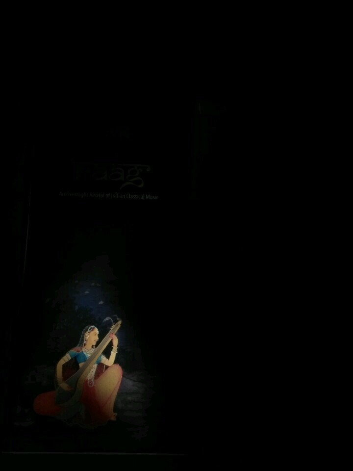 पश्मीने सी रात, ऊपर चांद का पहरा और मसनदों पर टिके लोग