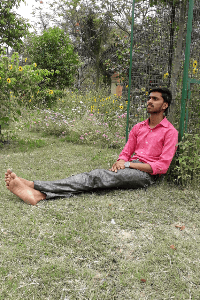 बैठ जाता हूँ मिट्टी पे अक्सर ....
