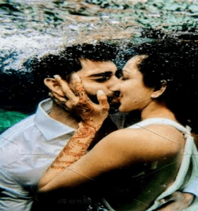 ঢেউ এর রং নীল