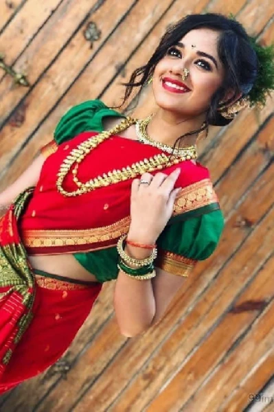 लाल साडी....