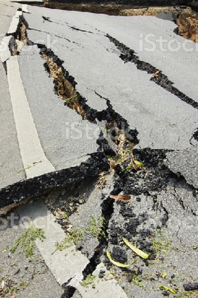 टूटी फूटी सड़क