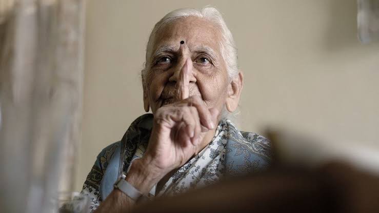 टूट गयी है माला. मोती बिखर गए !!!