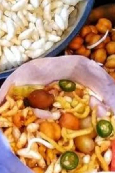 ওরা কাজ করে এরা কাজ কাড়ে