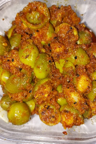 कैरी /लसोड़ा
गुंदे की स्वादिष्ट  अचारी सब्जी