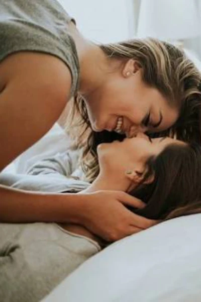 Lesbian Hot Romantic Story — "त्या पावसातली पहिली रात्र" (भाग 1)