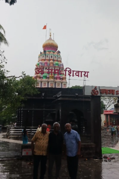 कोण आपलं कोण परकं