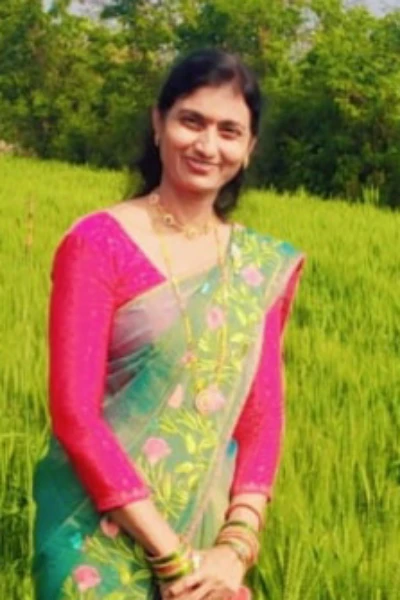 गुलाबाचे रान तुडवणारी.. सुंदर, 'हरणाची जोडी'; शर्मिला देशमुख