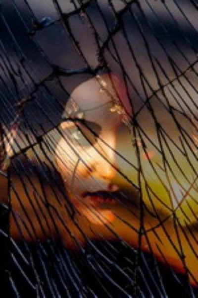 বিদীর্ণ দর্পণে কার মুখ?