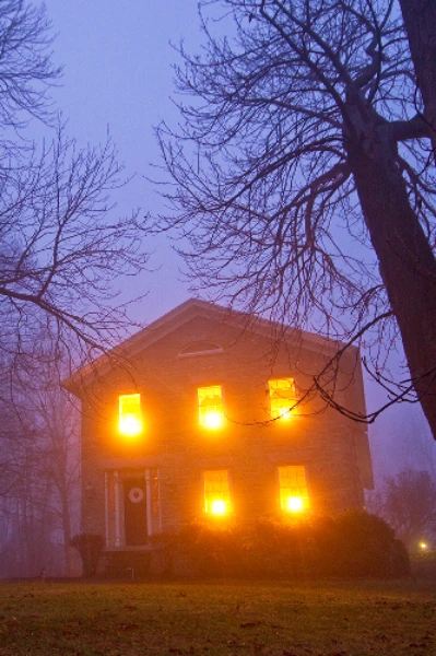 ఆ ఇంట్లో ఎవరూ?