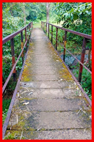 వంతెనకు అటూ ఇటూ