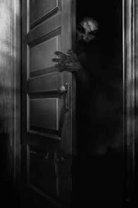 அந்த நடுநிசி இரவில் கதவு தட்டும் சத்தம் கேட்டது